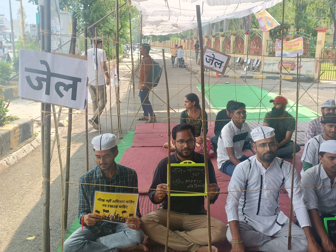ASPIRANT_MP's tweet photo. आज सत्याग्रह के आठवें दिन, शहीद भगत सिंह जी की जयंती पर सत्याग्रह स्थल को जेल बनाया गया है..

जुर्म= भर्तियों की तैयारी 
सजा=आर्थिक, मानसिक, सामाजिक शोषण
 
@NEYU4INDIA @ndtvindia @BBCHindi @aajtak @ArvindKejriwal @msisodia @AamAadmiParty @RahulGandhu https://t.co/VlsX2LN06D