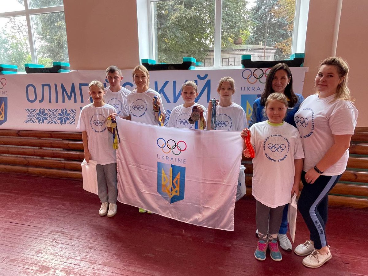 OlympicUA's tweet photo. 💛💙Олімпійський урок «Разом до перемоги!» на Сумщині⬇️⬇️⬇️
https://t.co/1wlM17yfyn
#НОК #Україна #УкраїнськийСпорт #ЄвропейськийТижденьСпорту #Ukraine #UkrainianSport #OlympicLesson #ОлімпійськийУрок #BeActiveUA #EuropeanWeekofSport @EuSport https://t.co/8D9OXYN9L2