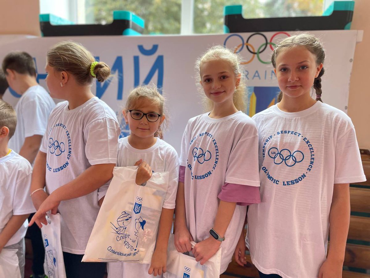 OlympicUA's tweet photo. 💛💙Олімпійський урок «Разом до перемоги!» на Сумщині⬇️⬇️⬇️
https://t.co/1wlM17yfyn
#НОК #Україна #УкраїнськийСпорт #ЄвропейськийТижденьСпорту #Ukraine #UkrainianSport #OlympicLesson #ОлімпійськийУрок #BeActiveUA #EuropeanWeekofSport @EuSport https://t.co/8D9OXYN9L2