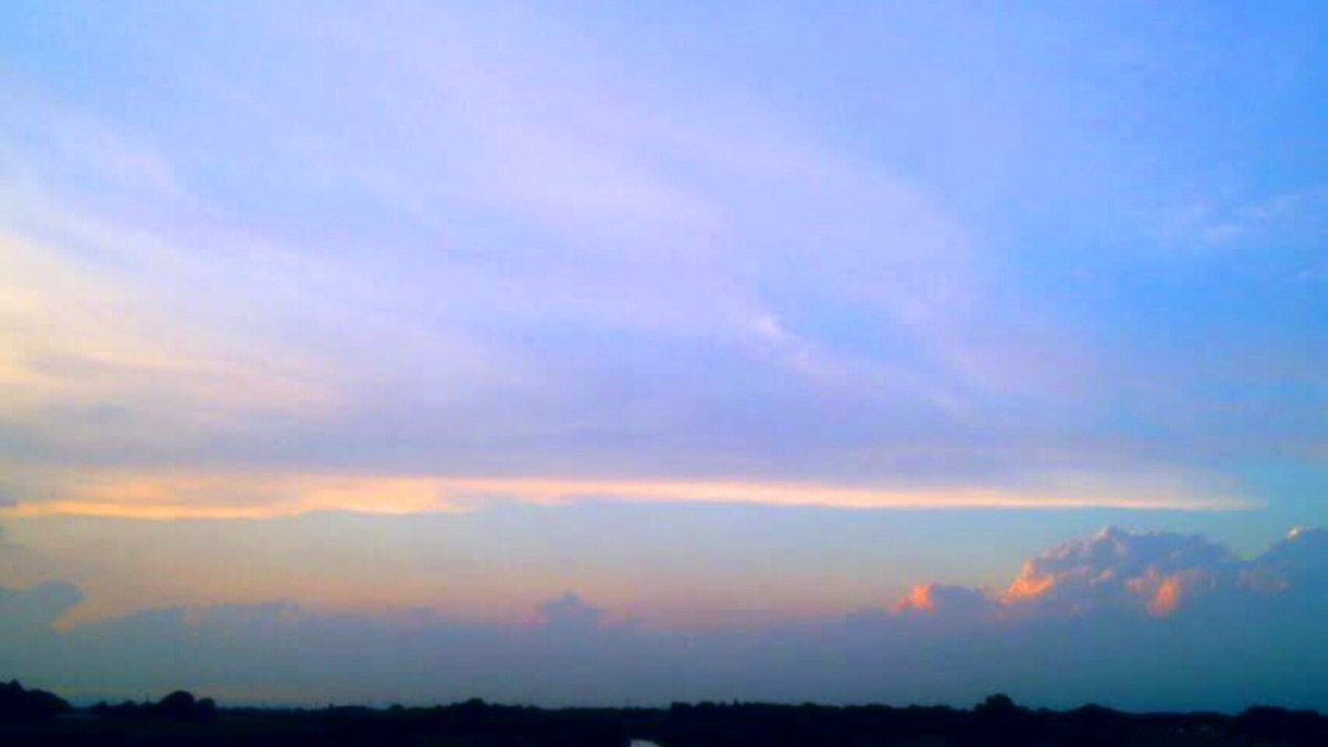 __hummingbird__'s tweet photo. 朝おさんぽしているとすれ違う子供たちがみな挨拶をしてくれてとっても可愛く、それだけで今日はよい日✨とうれしいのに、集まって登校している子たちが次々とコーラスのようににこにこ挨拶してくれると、天使すぎてどきどき…
丁寧に交わす言葉に胸がいっぱいになります。 https://t.co/iJkypZgXz4