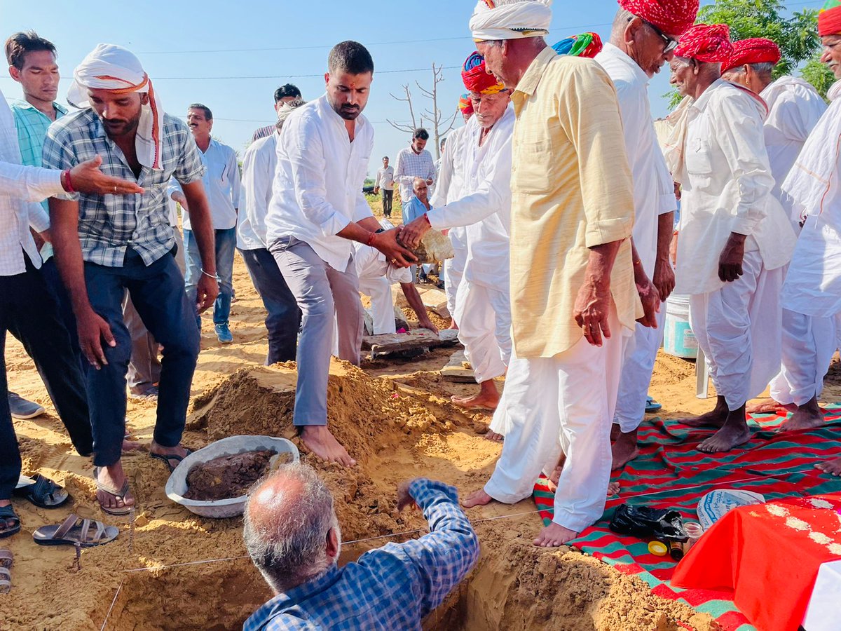 ManojLora1's tweet photo. सेक़ड़ो ग्रामवासियों की ग़रिमामय उपस्थिति में 41 लाख की लागत से बनने वाले #उप_स्वास्थ्य_केंद्र_गुगड़वार की नीव का मुर्हुत कार्यक्रम(शिलान्यास) किया गया। विकास के नए आयाम।धन्यवाद उप मुख्य सचेतक़ श्री @Mahendranawa जी🙏🏻
आपका सरपंच मनोज लोरा एडवोकेट🇮🇳 https://t.co/HBfHHf6mfh