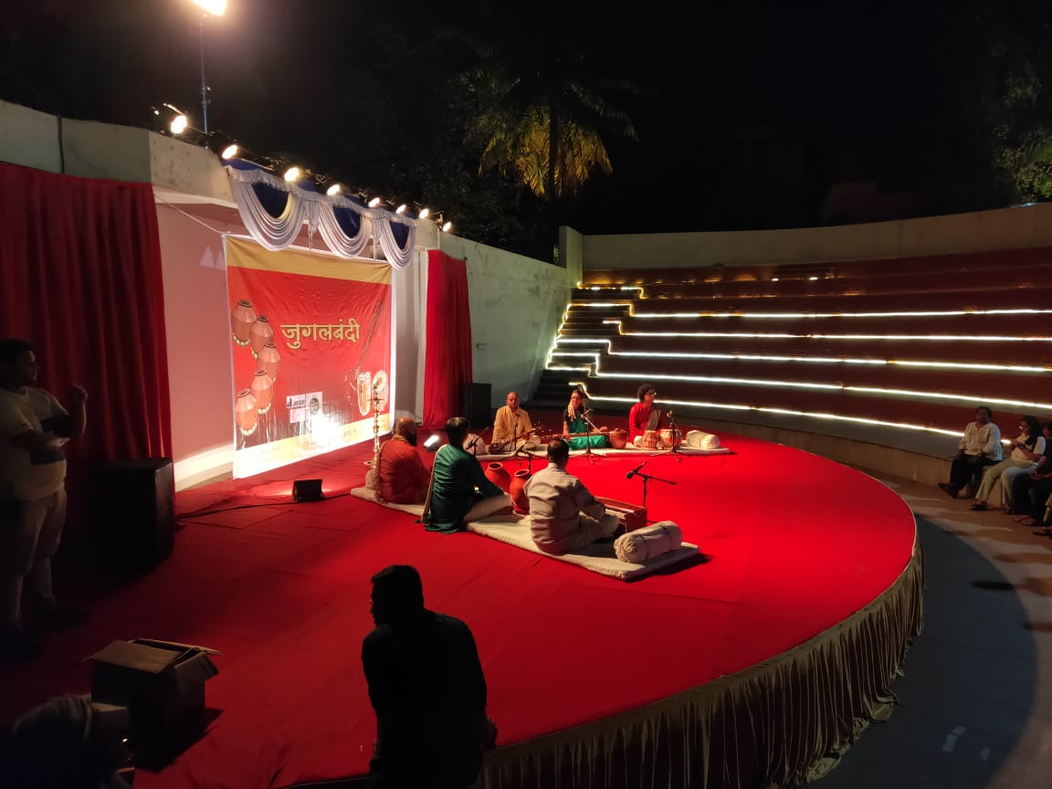 Filmapia's tweet photo. #Location and #LineProduction by #Filmapia for a #ParleG Ad.
It aint easy!
- Finding this location via Google sat images after scouring through possibly every amphitheatre in Bangalore
- Shot entirely at night with around 75+ artists, dressed in elaborate finery and whinery
1/n https://t.co/GVSJ0up2bO