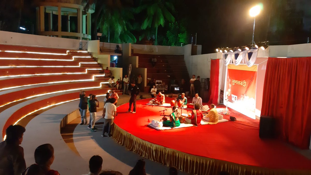 Filmapia's tweet photo. #Location and #LineProduction by #Filmapia for a #ParleG Ad.
It aint easy!
- Finding this location via Google sat images after scouring through possibly every amphitheatre in Bangalore
- Shot entirely at night with around 75+ artists, dressed in elaborate finery and whinery
1/n https://t.co/GVSJ0up2bO