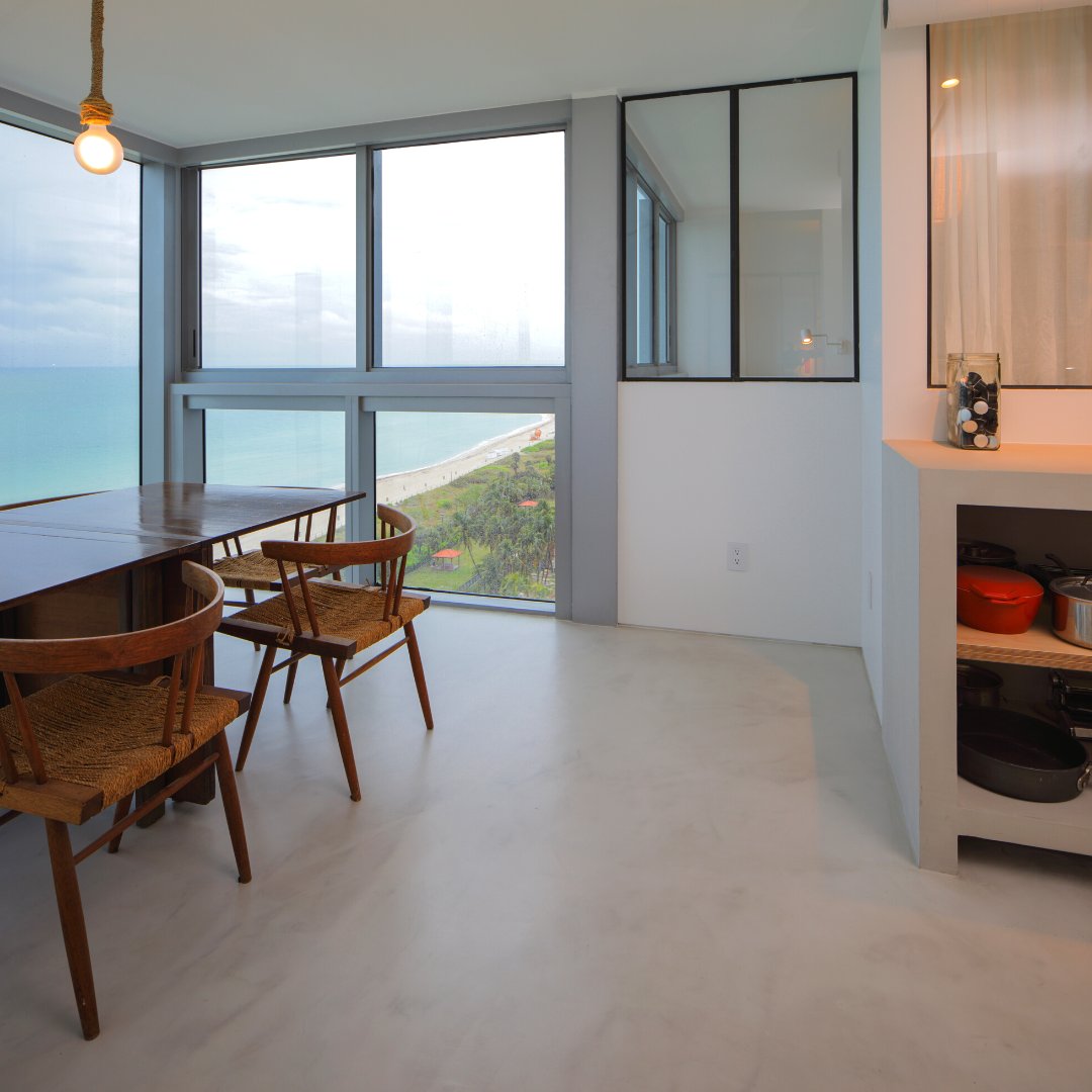 topciment's tweet photo. #TopcimentProjects

Sttandard Microdeck and Microfino in the color Perla provide excellent mechanical resistance on the floor, walls, worktop, and even the shower of this impressive house in Miami.

More: https://t.co/j8xVniWI4g

#microcement #betoncire #cimentoqueimado https://t.co/AfPaVEO3CF