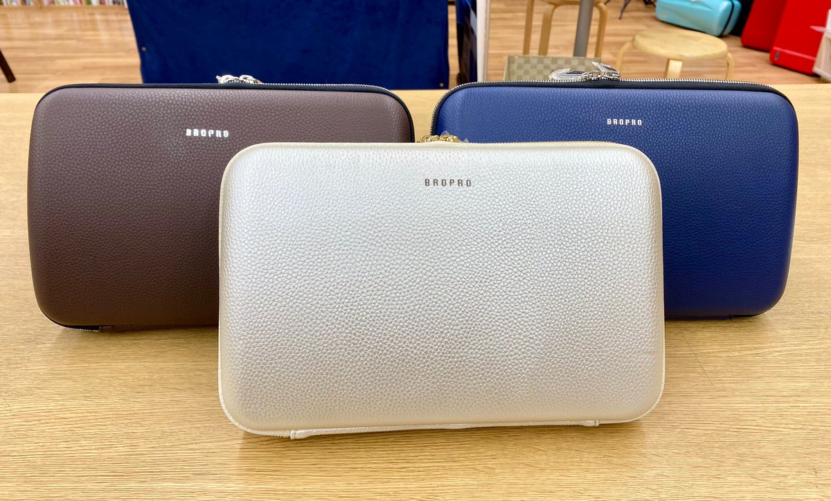 sankyo_gakki's tweet photo. 「軽くてかわいい」クラリネットケース新入荷‼️👀✨
全5色でお気に入りのカラーが見つかるはず!(ブラック、ブルー、ブラウン、シルバー、ピンク)
肩かけショルダーとミニポーチ付きでお値段はなんと¥17,600(税込)です‼️😳
#三響楽器
#手稲
#BROPRO https://t.co/E4CwgJx7ra