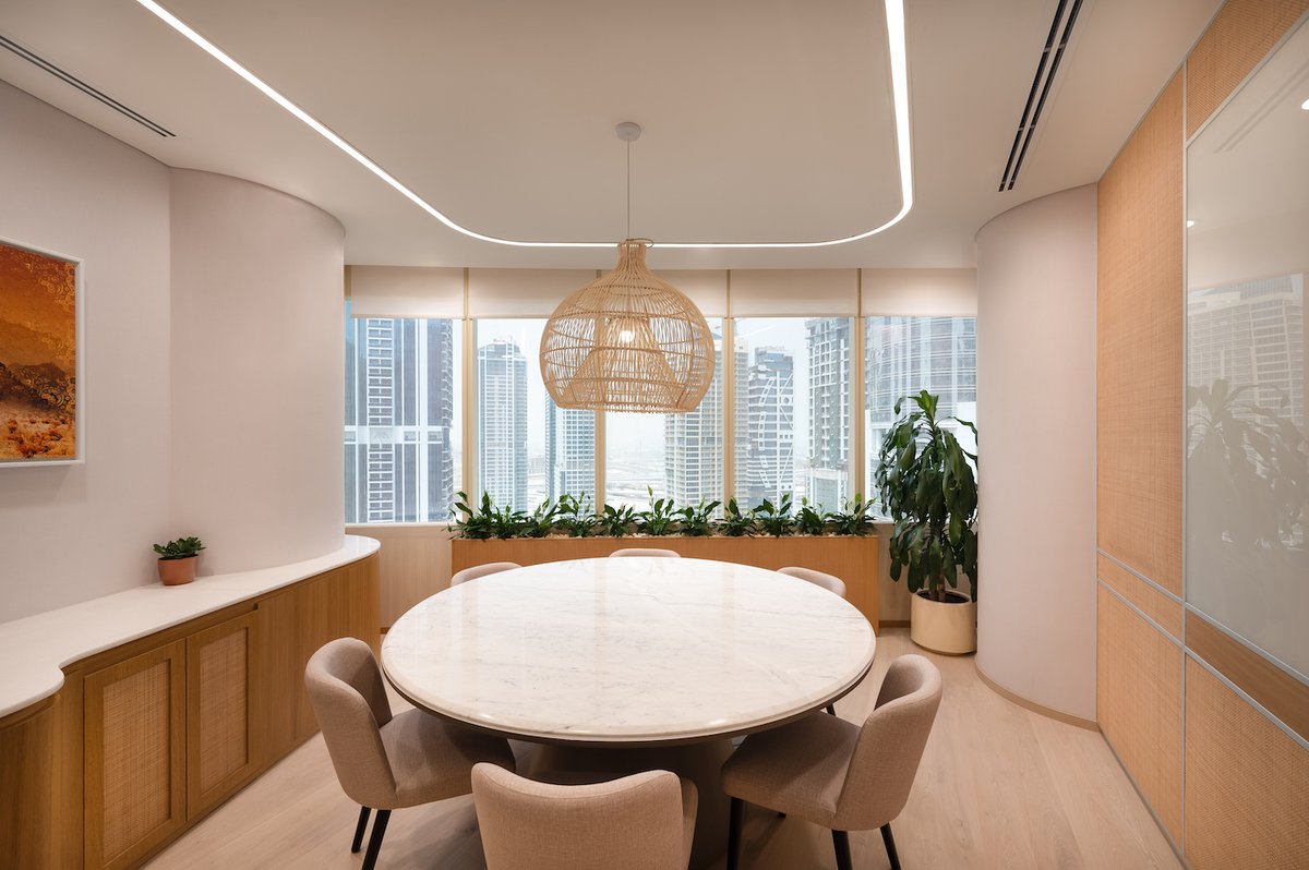JTCPLDesigns's tweet image. The starting point for evolving this office in Almas Tower, Dubai, was the multi-faceted personality of its owner, Saahil Mehta. We orchestrated zones and sections to respond to and mirror this plurality.
#JTCPLDesigns_HTSInteriors #OfficeDesigners #officedesign #bespokeinteriors