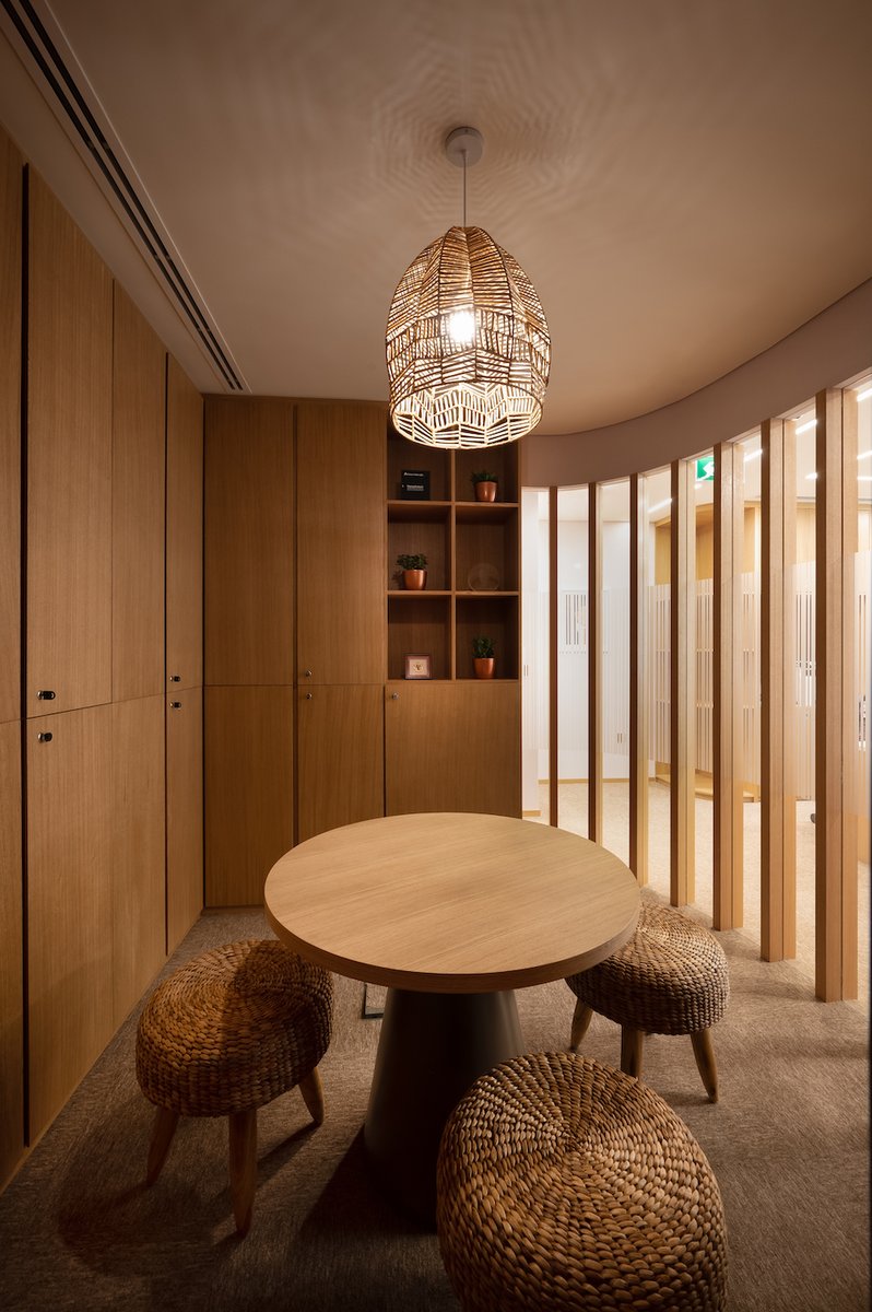 JTCPLDesigns's tweet image. The starting point for evolving this office in Almas Tower, Dubai, was the multi-faceted personality of its owner, Saahil Mehta. We orchestrated zones and sections to respond to and mirror this plurality.
#JTCPLDesigns_HTSInteriors #OfficeDesigners #officedesign #bespokeinteriors