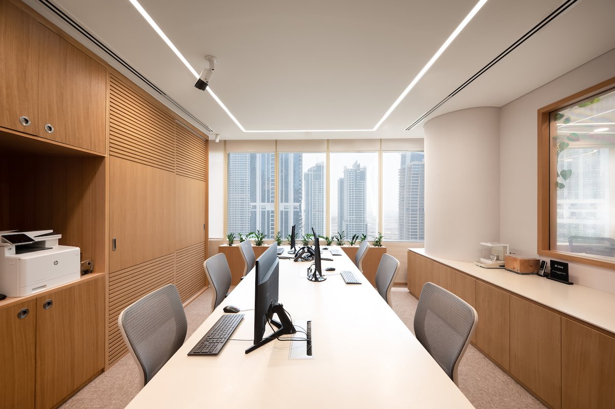 JTCPLDesigns's tweet image. The starting point for evolving this office in Almas Tower, Dubai, was the multi-faceted personality of its owner, Saahil Mehta. We orchestrated zones and sections to respond to and mirror this plurality.
#JTCPLDesigns_HTSInteriors #OfficeDesigners #officedesign #bespokeinteriors