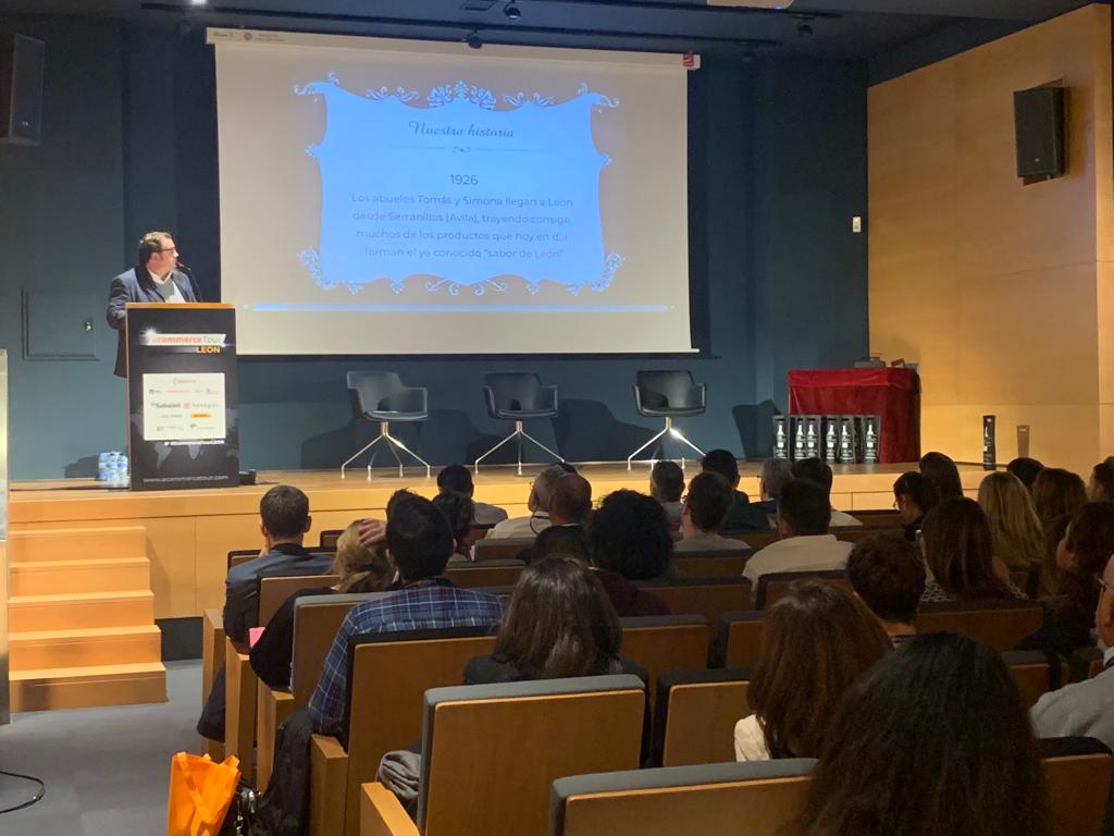 Ecommerce_es's tweet image. ✨ #StartupMoment III: #ElSerranillo. Momento en el que descubriremos más sobre este proyecto en un fast talk de 5 minutos con su propietario Juan Dopico. 

#EcommerceTourLeón