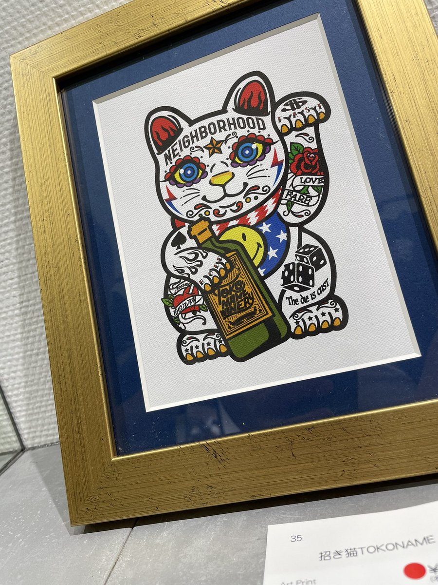 saudakaoru's tweet photo. 毎年、沖縄展の招き役で1枚だけ制作する作品『招き猫TOKONAME』
今年はゴールドの額に太平洋をイメージした濃ブルーマット付きのアートプリントで制作。
本日、売約頂きました。

#左右田薫アート展
作品はwebからもご購入頂けます。
https://t.co/I8ro5ccAKX

#リウボウ #沖縄 #招き猫 https://t.co/MRPXNRQXWh