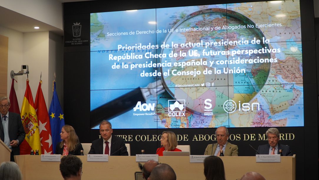 En <a href="/icam_es/">Ilustre Colegio de la Abogacía de Madrid</a> amena sesión conjunta Secciones #DerechoEuropeo y #ColegiadosNoEjercientes sobre Presidencia semestral #Chequia, labor <a href="/ComisionEuropea/">Comisión Europea en España</a>, y expectativas futura Presidencia #España con Embajadores concernidos y expertos económicos. <a href="/JM_AlonsoPuig/">José María Alonso</a> <a href="/consumidor_es/">Visita @EugenioRibon</a> <a href="/mbelfc/">Mábel FdezCaballero</a>