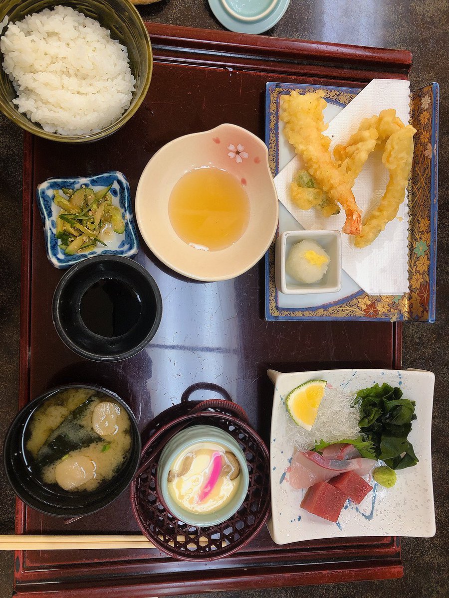 InfoTaishibou's tweet photo. 2022.09.28 昼食
会社での部署内での食事会だった。
天ぷら回避できなかった...
頑張って衣はできるだけ外して食べたけどやむなし。 https://t.co/ZVPEgiIF8v