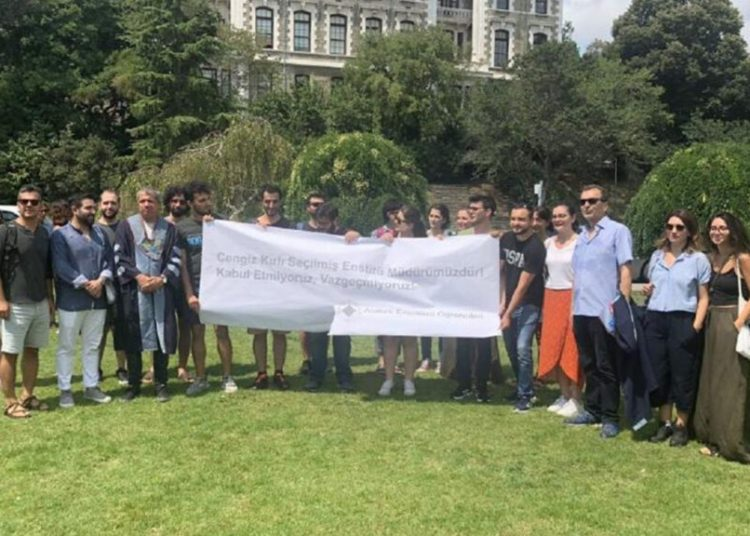 gazeteyolculuk's tweet photo. Boğaziçi Üniversitesi Atatürk Enstitüsü mezunları ve öğrencileri: “Cengiz Kırlı görevine iade edilsin”
https://t.co/Cddhv2uo5n https://t.co/mlhE62R69S