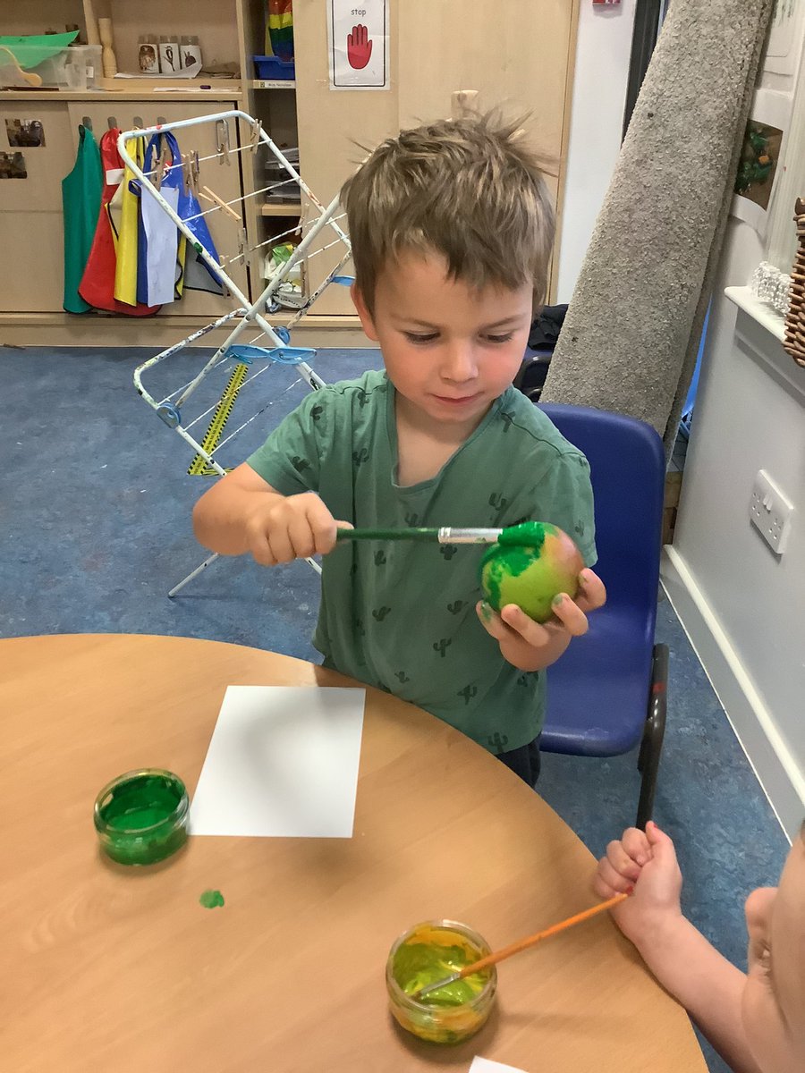 LawfieldPS's tweet photo. Today in the Holly Room we have been using apples to learn about a whole and a half ๐๐ #numeracy #scottishmathsweek #applepainting @LawfieldPS @MidEarly @EducationScot https://t.co/E5gjntwp0E