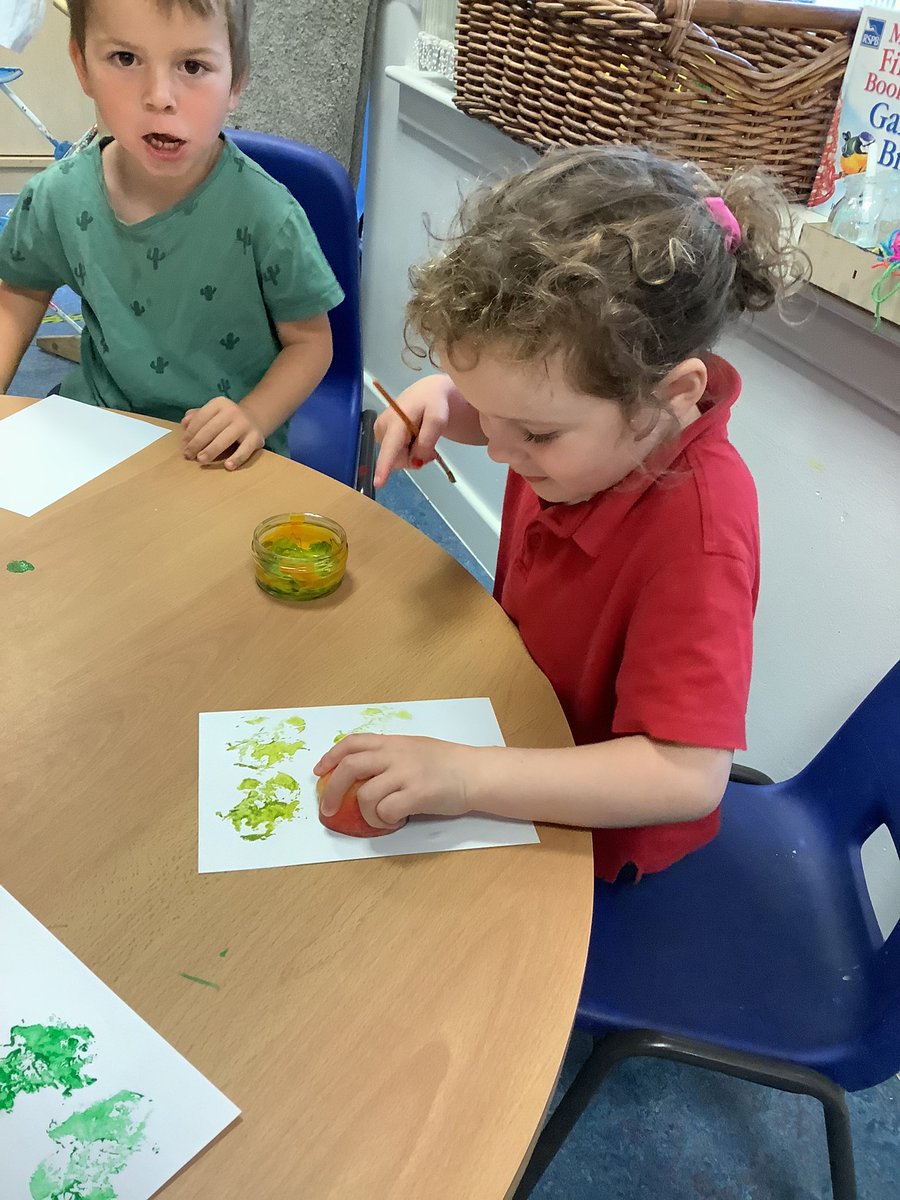 LawfieldPS's tweet photo. Today in the Holly Room we have been using apples to learn about a whole and a half ๐๐ #numeracy #scottishmathsweek #applepainting @LawfieldPS @MidEarly @EducationScot https://t.co/E5gjntwp0E