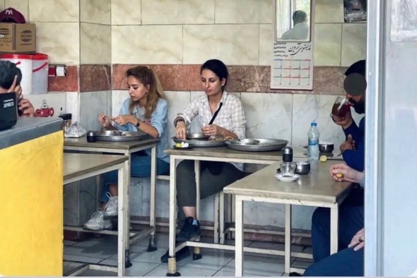 Heute: Zwei Frauen frühstücken  ohne Hijab in einem Café in Teheran. Wir brauchen nicht die Stimme der Menschen dort sein. Sie haben sehr wohl eine eigene Stimme. Wir müssen nur die Bilder ihrer Proteste mit der Welt teilen.

Bilderrechte: Donya Rad
#MahsaAmini #IranProtests