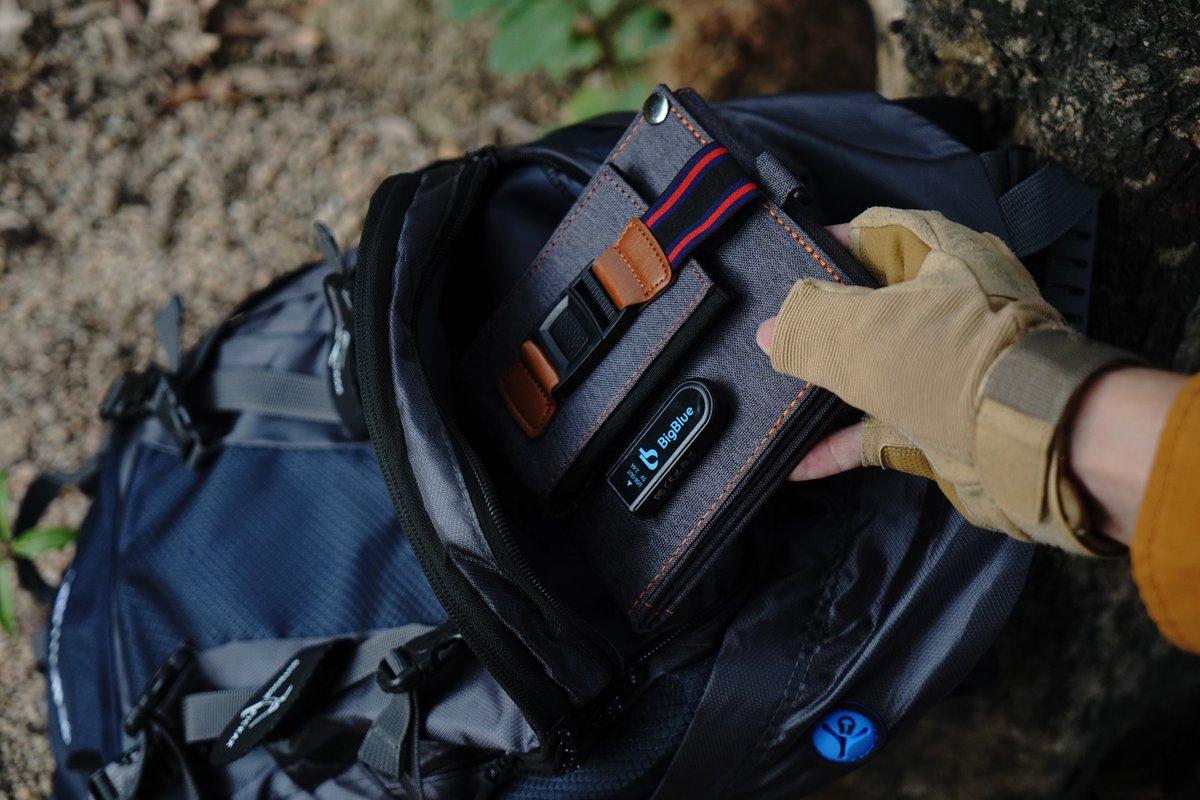 This is BigBlue's smallest solar panel
BigBlue 14W Solar Charger
👉: bigblue-tech.com/products/solar…

#BigBlue #Solar #solarenergy #solarpower #solarpanels #solarpanel #Camping #hiking #solarcharger #outdoorliving