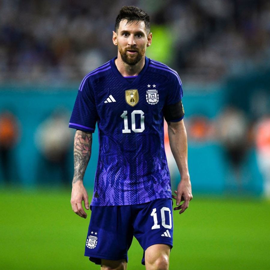 🐐 Dünya Kupası'nı istiyor... 🇦🇷 Arjantin formasıyla son 6 maçta Lionel Messi; 🇻🇪 Venezuela - 1 gol 🇪🇨 Ekvador - X 🇮🇹 İtalya - 2 asist 🇪🇪 Estonya - 5 gol 🇭🇳 Honduras - 2 gol 🇯🇲 Jamaika - 2 gol