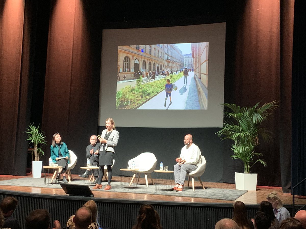 ThrivingComm's tweet photo. #Paris has recently closed 200+streets in front of schools, and made them places for children! Awesome #placemaking @MarionWaller https://t.co/3yyCRhBZKH