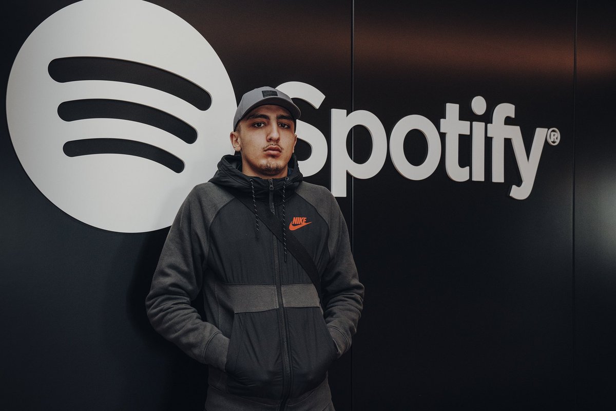 Yo: No me gusta morad 
Mi móvil: