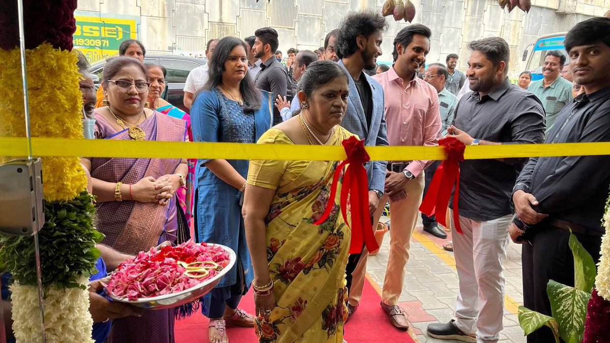 SALEMSHARAVANAN's tweet photo. ‘Melon Salon’ inauguration today. Alongside ‘Variyar Fitness’, ‘Variyar Mart’ & ‘Chai Waale’, the beauty parlour @ ‘Variyar Students Center’ will provide excellent amenities for students, staff and the nearby public. #VMKVMC #VMRF #Variyar 💐 https://t.co/PIhNas4Cd1