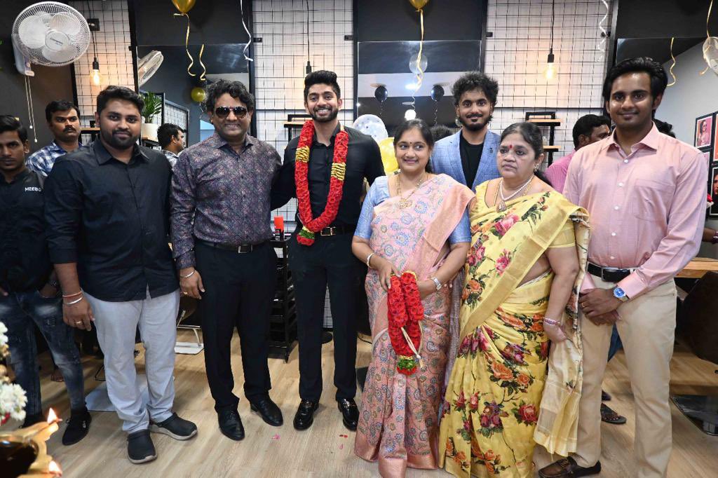 SALEMSHARAVANAN's tweet photo. ‘Melon Salon’ inauguration today. Alongside ‘Variyar Fitness’, ‘Variyar Mart’ & ‘Chai Waale’, the beauty parlour @ ‘Variyar Students Center’ will provide excellent amenities for students, staff and the nearby public. #VMKVMC #VMRF #Variyar 💐 https://t.co/PIhNas4Cd1