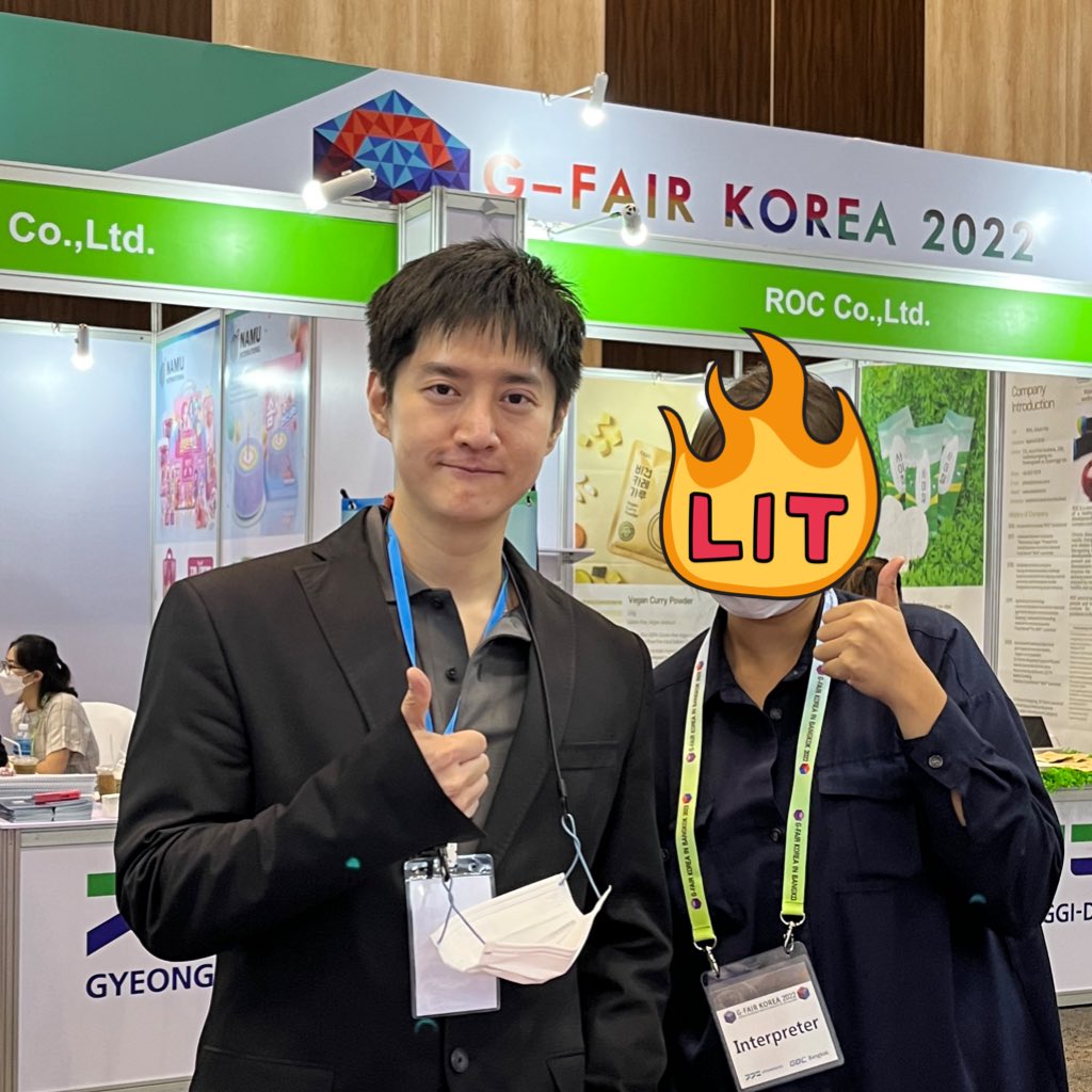 มาทำงานล่าม ละมีผู้ชายคนนึงเดินมาแนะนำตัว ผมเคนตะจากบริษัท… ละนี่ล่ามอาหารเสริม เลยให้พี่เค้าชิม ละต้องถอดแมสสส ละล่ามตั้งนาน อ้าวววว พี่เคนตะเคโอติค 😂 พอเห็นเลยแบบ เคโอติคใช่ไหมคะะะ พี่เค้าบอก ‘ใช่ครับ ถ่ายรูปไหมครับ’ และใช่ กุให้ ceo เจ้าของแบรนด์ถ่ายให้ 5555555555555