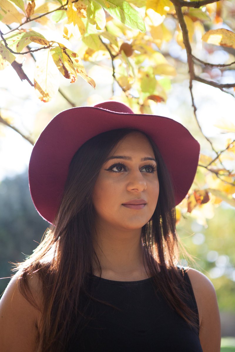 mkvphotography's tweet photo. The best thing about autumn for me are the leaves changing colour. So many gorgeous different shades of oranges, pinks, reds, greens 💚🧡💛
📷 of Payal at the park.
#autumn #hillingdon #photographer https://t.co/NgWZfEoiY4