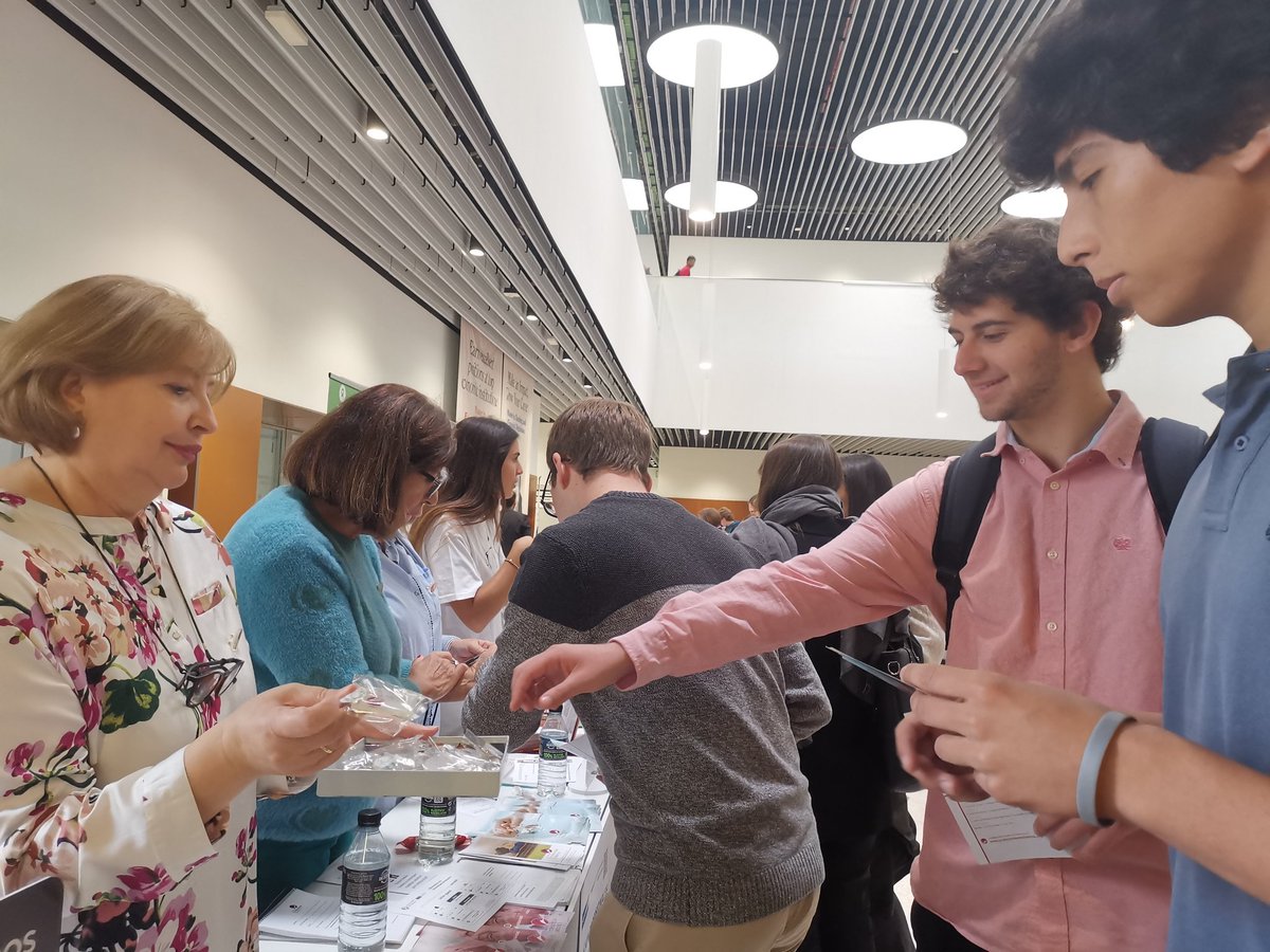 FundProfSol's tweet photo. Profesionales Solidarios participa en #solidariun @unav voluntariado, servicio, entrega... Proyectando solidaridad https://t.co/Y0ipqZh3Nq