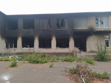 UkraineworldD's tweet photo. Nachts bombardierten Russen ein Dorf in der Region Saporischschja mit völkerrechtlich verbotener Phosphormunition. Mehrere Häuser und eine Schule wurden zerstört. - Territoriale Verteidigungsbrigade von Saporischschja https://t.co/k5aeYgsSW3