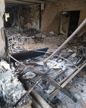 UkraineworldD's tweet photo. Nachts bombardierten Russen ein Dorf in der Region Saporischschja mit völkerrechtlich verbotener Phosphormunition. Mehrere Häuser und eine Schule wurden zerstört. - Territoriale Verteidigungsbrigade von Saporischschja https://t.co/k5aeYgsSW3