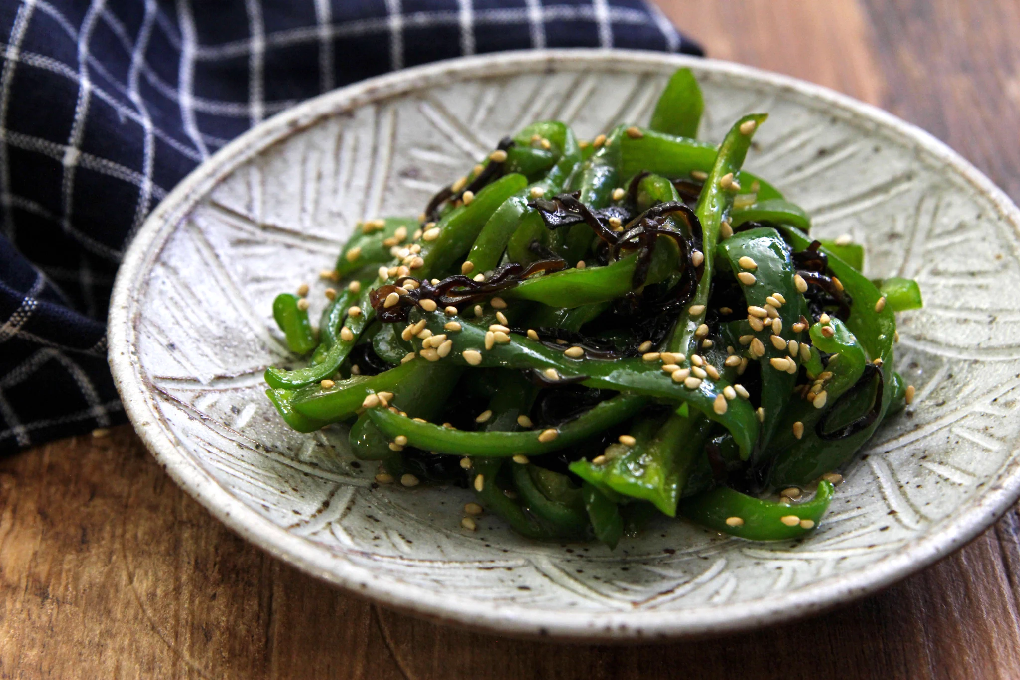 この味付けはご飯が進みそう！火を使わずに作れちゃう「ピーマン」レシピ！