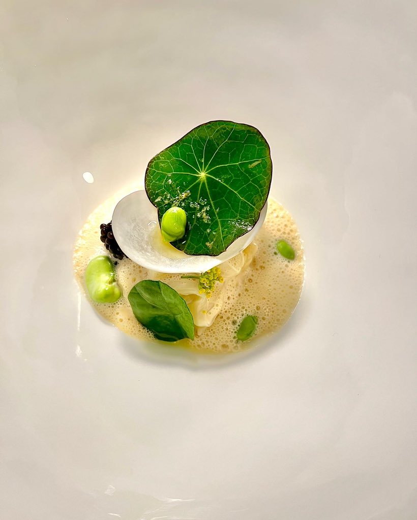 petitlugourmand's tweet photo. FLAVEUR ou la latitude des sens de deux frères en parfaite harmonie gastronomique Gaël et Mickaël  Tourteaux orchestrent un constant et brillant quatre mains hors-norme d’une créativité époustouflante en grande élégance et délicatesse #gastronomie #michelin #chef #cotedazurfrance https://t.co/9iZZrSF2ma