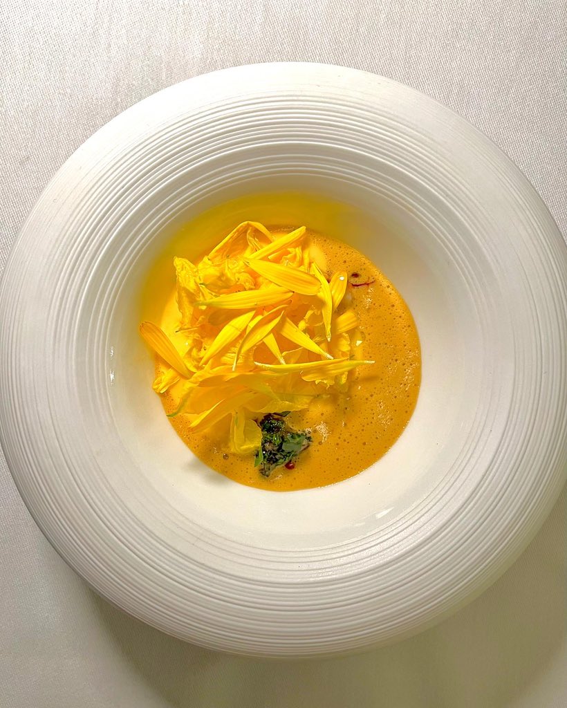 petitlugourmand's tweet photo. FLAVEUR ou la latitude des sens de deux frères en parfaite harmonie gastronomique Gaël et Mickaël  Tourteaux orchestrent un constant et brillant quatre mains hors-norme d’une créativité époustouflante en grande élégance et délicatesse #gastronomie #michelin #chef #cotedazurfrance https://t.co/9iZZrSF2ma