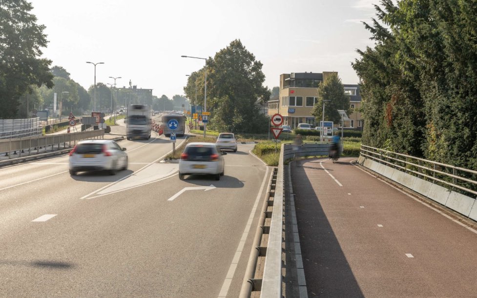 Vanaf maandag 3 oktober is de afslag en oprit van het Koningin Wilhelminaplein afgesloten. Hierna werken we aan de afronding van de fietsstraat tussen de Algerabrug en de Rotterdamseweg. De ontsluiting tussen de Parallelweg en de Oude Tiendweg is vanaf maandag 3 oktober open.