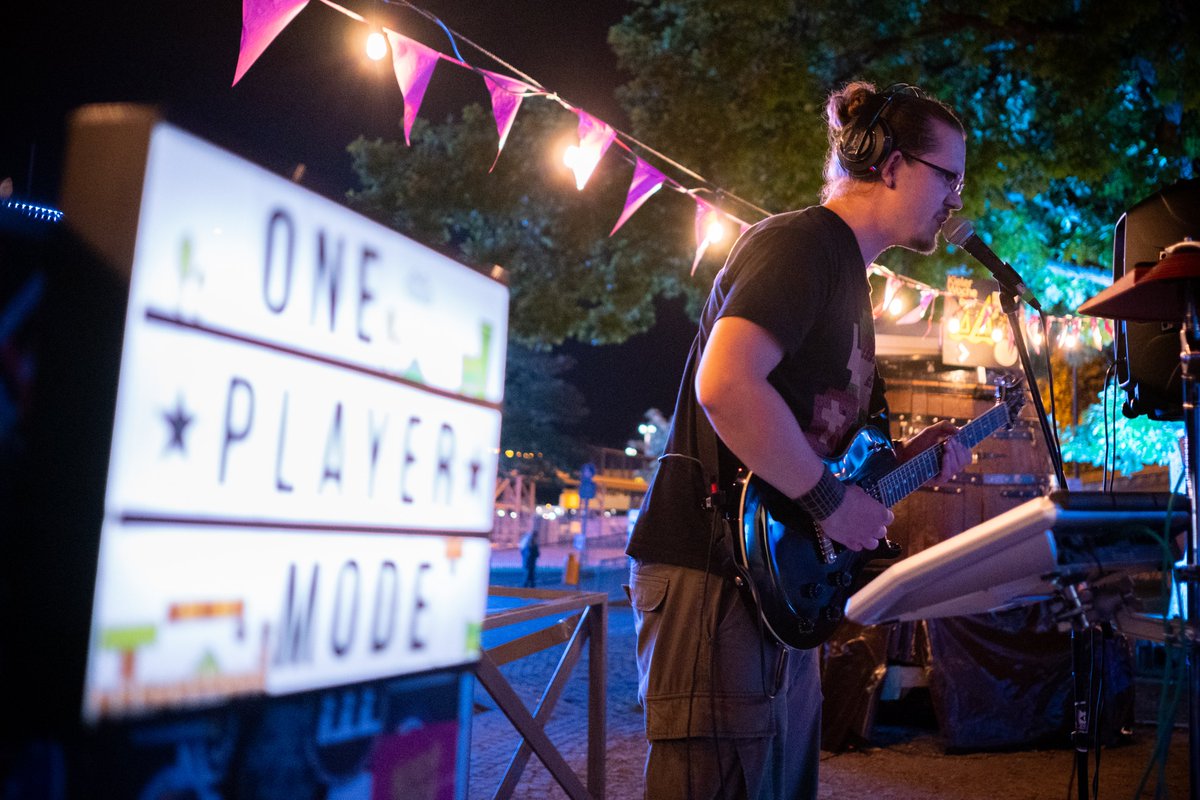 oldb0mb's tweet image. This performance at the IF(game)SH gamefest was my first of two shows at "Digitale Woche Kiel" (Digital Week Kiel, @diwokiel ) 2022. Thanks to @IFgameSH for inviting me, it was real nice meeting so many cool people!
1/4
#oneplayermode #videogamemusic #loopartist #diwokiel