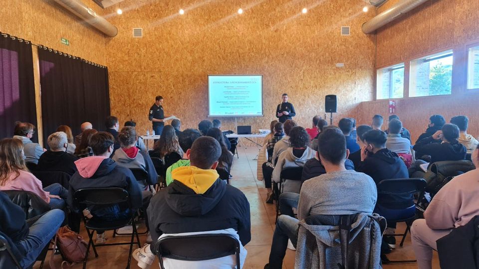 FCHArbitres's tweet image. ‼️ Ja estan obertes les inscripcions pel Curs d'Anotador-Cronometrador ⏱️

✏️Període d'inscripció: 27/09 - 13/10
💶Preu: 20€
📆Data del curs: 15/10/2022
⏰Horari: 09:00 - 14:00
📍Lloc: Sala de formació FCH (St Vicenç dels Horts)

Més informació 👉bit.ly/3dMGcAi