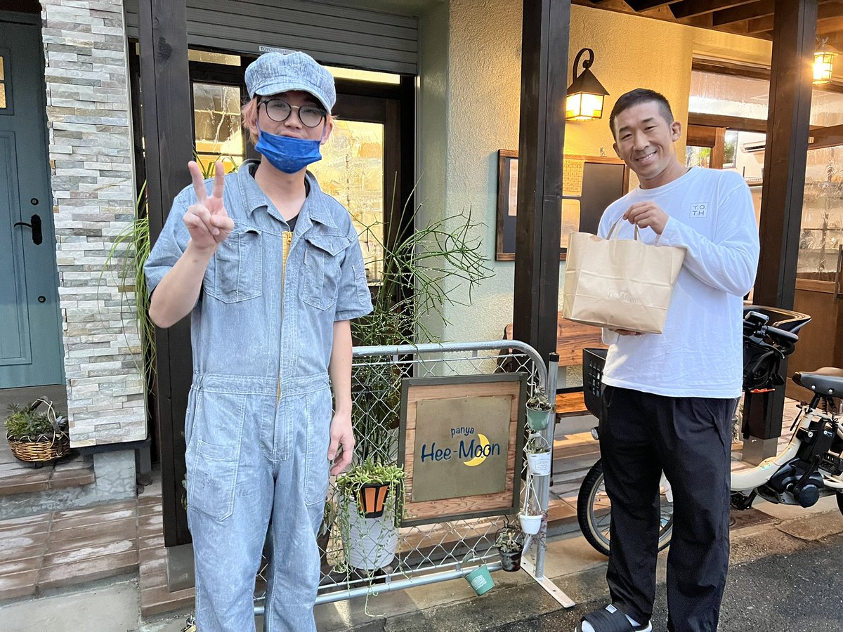 neokick620's tweet photo. 10代からの友だち、かんが鶴橋にオープンした「Hee-moon ヒムン」にパン大好き田村さんと一緒に行かせていただきました。
ひいき目無く、うまままままいでした☺︎
緩い性格やから気付いてないと思うけど、明太チーズブールは名物©️にしてブレイクできるぞ、かーん！
#ま5つ　#田村裕 さん　#heemoon https://t.co/ZdAoFBzVL6