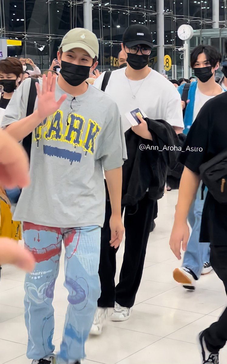 Ann_Aroha_Astro's tweet photo. เพิ่งเห็นว่านอกจากพี่จินจินจะสบตาแล้ว🫠 ร็อคกี้ก็ยังมองและสบตาเราด้วย🫠🫶💕🥰 ตุยมาก😭 คิดถึงจังเลย😭 รีบกลับมาเร็วๆนะคะ💜💚🫶
#진진 #박진우
#JINJIN #PARKJINWOO
#จินจิน #พัคจินอู
#라키 #ROCKY #ร็อคกี้
#아스트로 #ASTRO #อาสโทร @offclASTRO
#LALAPAWithAstro
#LALAPA_K_CONCERT https://t.co/fUdOrvwXD5