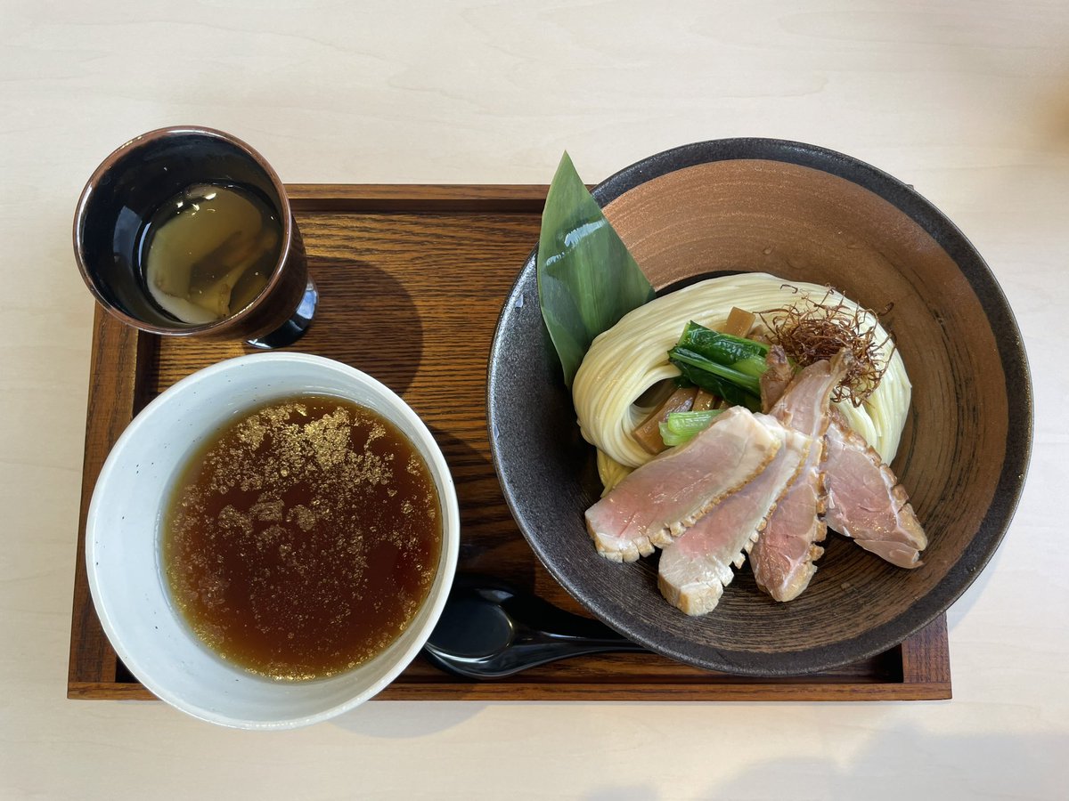 KZA0323's tweet photo. 昨日は麒麟児「岩手鴨と松茸のつけ蕎麦」、本日はほし乃「鱧と松茸のつけそば」と2日連続で松茸の乱。
新ジャンル「割烹系」を見事に体現された美味しさ、ビジュアル、ホスピタリティ。感動の極み。6連休最終日にして最高の締めくくりです👍 https://t.co/gp65FGiXnq