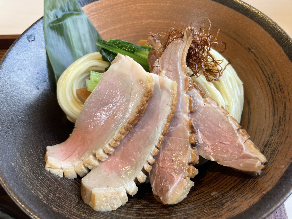 KZA0323's tweet photo. 昨日は麒麟児「岩手鴨と松茸のつけ蕎麦」、本日はほし乃「鱧と松茸のつけそば」と2日連続で松茸の乱。
新ジャンル「割烹系」を見事に体現された美味しさ、ビジュアル、ホスピタリティ。感動の極み。6連休最終日にして最高の締めくくりです👍 https://t.co/gp65FGiXnq