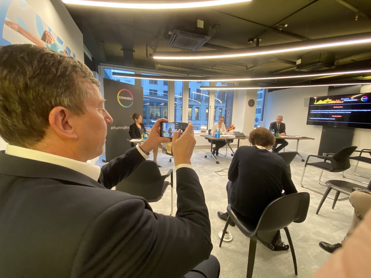 Der frühe Vogel… …macht ein Foto: Danke an <a href="/FrankHoltrup/">Frank Holtrup</a> von <a href="/CovestroDE/">Covestro Deutschland</a> für die Einladung zum politischen #Frühstück in sein Büro. Früh morgens nicht nur Kaffee und Croissants, sondern viele Infos über wertegebundene Außenpolitik mit Experten des <a href="/AuswaertigesAmt/">Auswärtiges Amt</a>