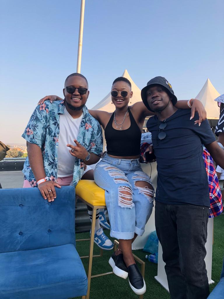 yaronafm's tweet photo. #ReDaa 🎶📻
@NdeepsDaFire and @lebowaLBmoroen are baaaaack! @thabomhapha will join them soon. TUNE IN to hear their fun adventures at @DeliciousFestSA & their #VisitGauteng tour experience 😎💃🏽🕺🏽🥳🍲
@visitgauteng https://t.co/3qQLa8EEYl