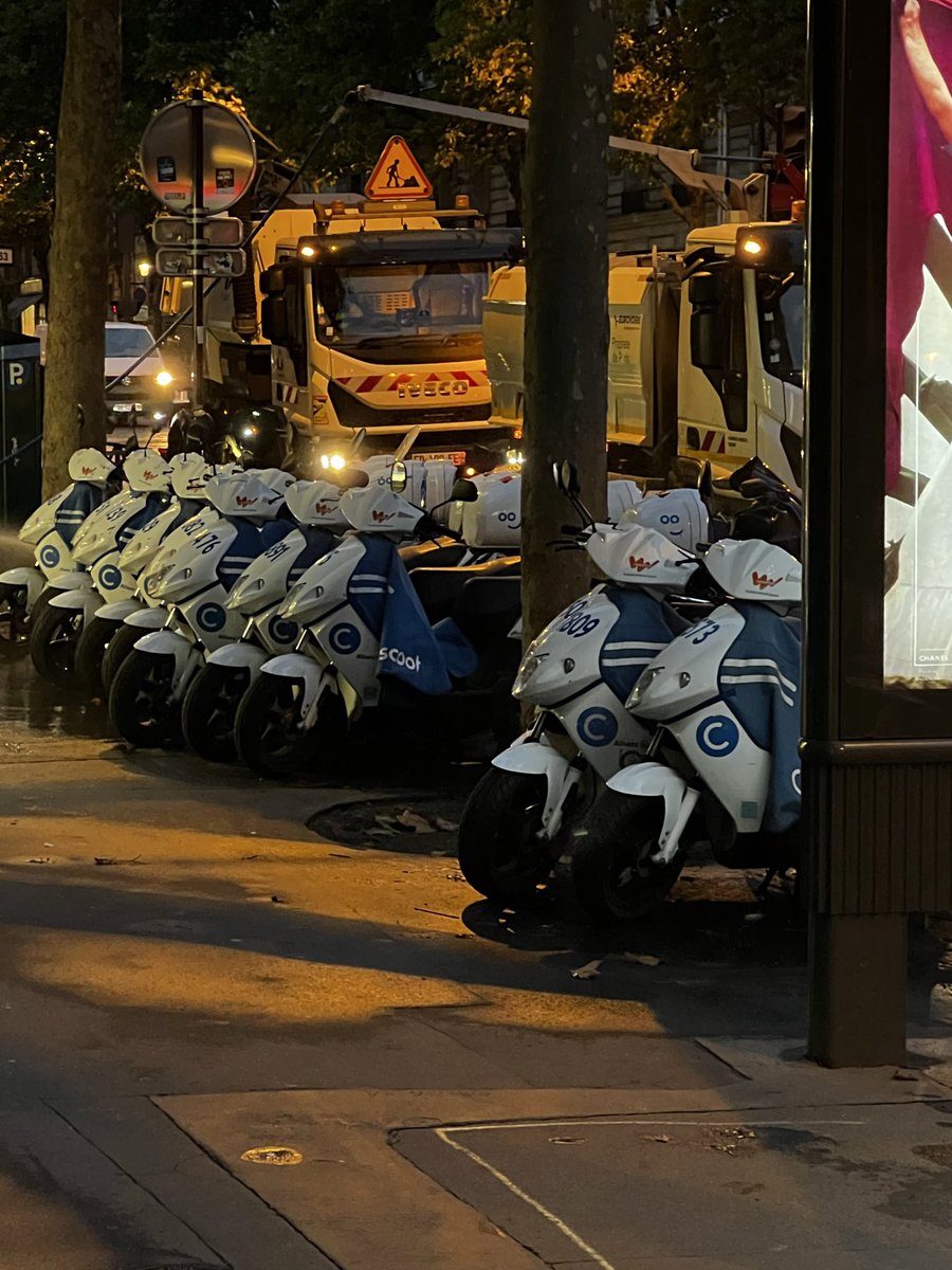Chez <a href="/CityscootParis/">CITYSCOOT💙💚COOLTRA scooters électriques</a> on doit photographié le scooter à la fin de la course pour vérifier qu’il est bien placé. Mais l’approvisionnement d’un camion entier de scooter est déposé sur le trottoir sans hésitation