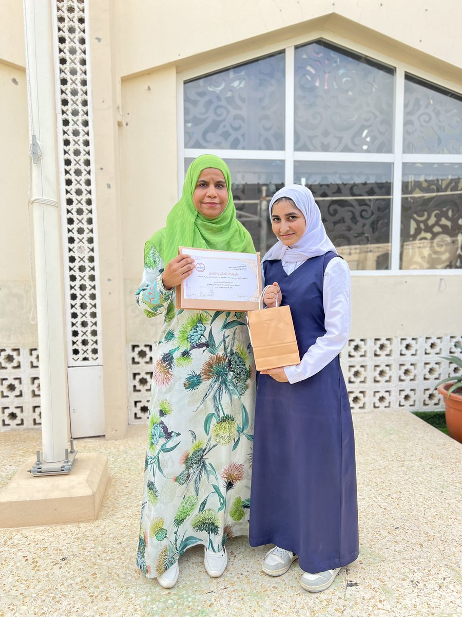 EduGovMct1537's tweet photo. تكريم أخصائيتي الأنشطة المدرسية الطالبتين: فاتن القنوبية وآية البلوشية لتأهلهما في التصفيات الأولية لمسابقة الأولمبياد العماني للمعلوماتية، كل التوفيق في المرحلة القادمة إن شاء الله..
#المعبيلة_الجنوبية
#فعاليات_تعليمية_مسقط
#مدارسنا_مستقبل_واعد https://t.co/LHD1H0Rhem