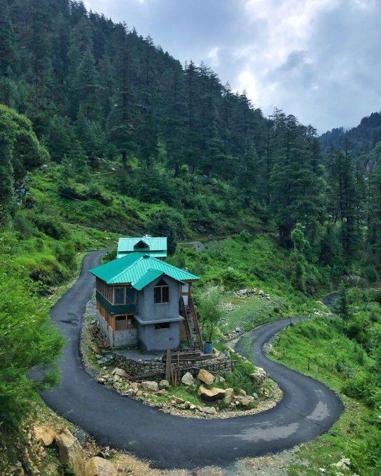 ColoursOfWorld1's tweet photo. The beautiful Jibhi, Himachal Pradesh

In Summer                          In Winter https://t.co/zzxwSV0L3H