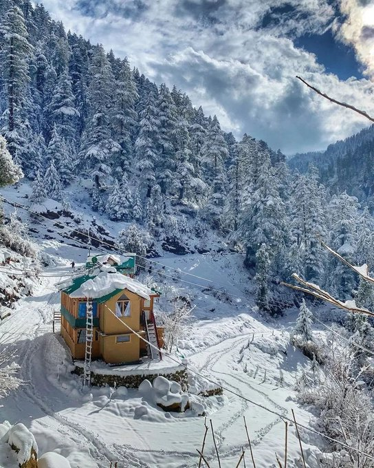 ColoursOfWorld1's tweet photo. The beautiful Jibhi, Himachal Pradesh

In Summer                          In Winter https://t.co/zzxwSV0L3H