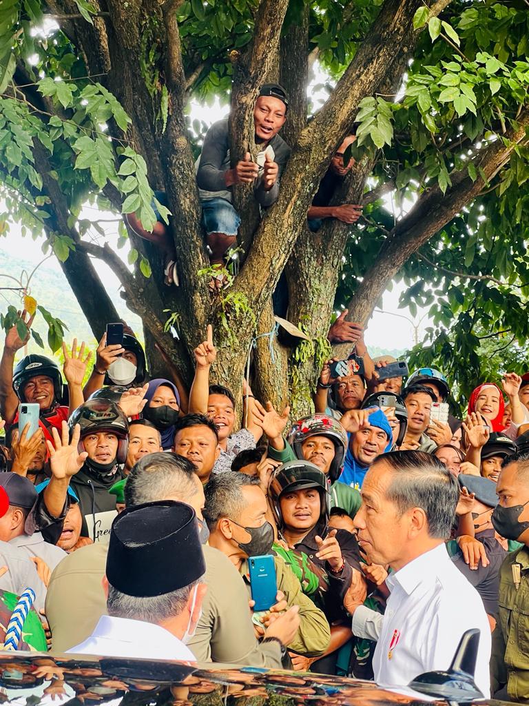 Masyarakat dan para pedagang menyambut dengan sukacita, saya pun datang dengan gembira. 

Menyambangi Pasar Bahari Berkesan di Kota Ternate, Maluku Utara, hari ini seraya memberikan bantuan sosial dan sembako bagi para pedagang.

Terima kasih warga Ternate.