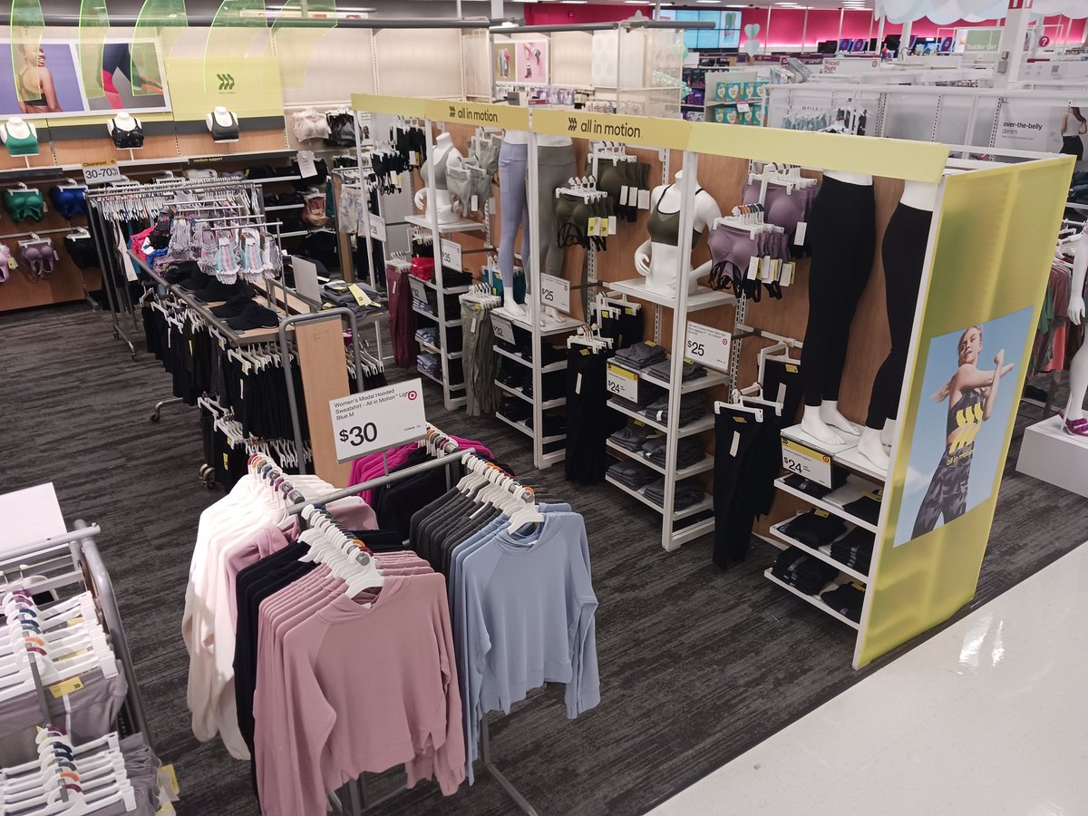 PutsNobody's tweet image. Ladies, leave your man at home, the AIM is full of colors and they're settin' the tone. And all you fellas, leave your girl with her friends, 'cause these prices hella good and need some shoppin' shoppin'❤️🎯👑🐝@Kay_Moore81 @mguraya9 @aleahmarie19 @settoselltarget @courtshellnu