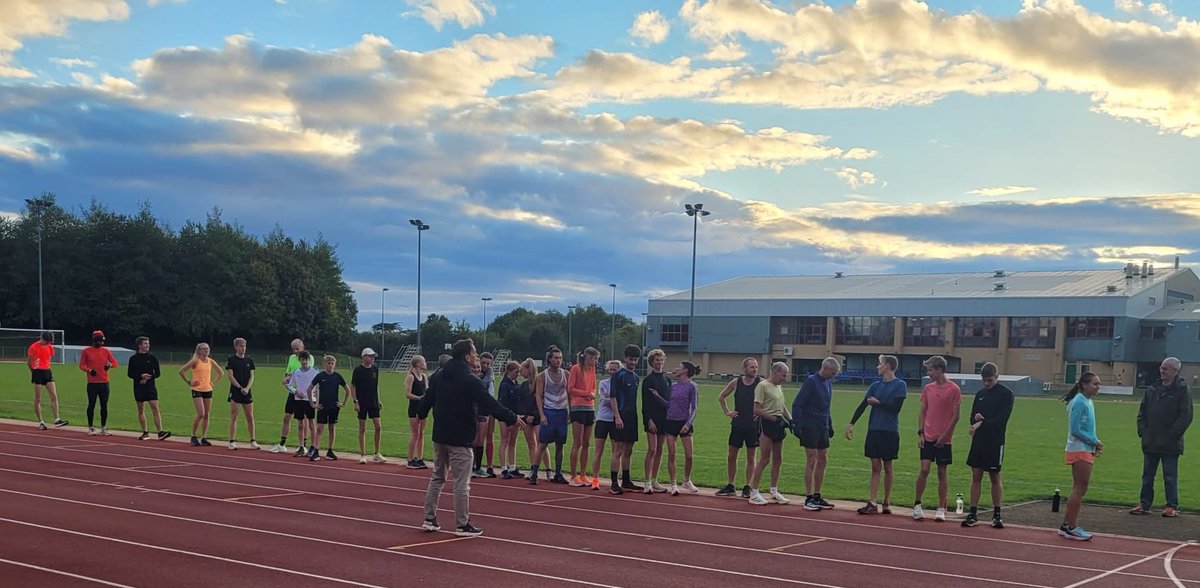 AndrewJamesHobd's tweet photo. Just another Tuesday night #squadtraining #phoenixproject @HertsPhoenixAC @EnglandAthletic @BritAthletics @hoka @adidasrunning @NBRunning @Nike @BritishMilers @ProDirectSports https://t.co/j589BAt4Ex